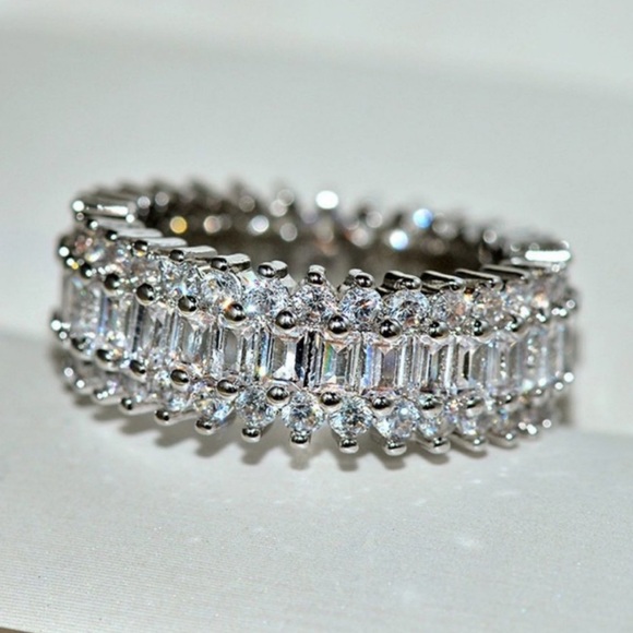 NEW💍18K GOLD BAGUETTE ROUND DIAMOND ETERNITY RING - Picture 4 of 6